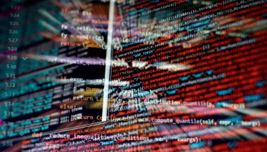 Yazılım geliştiricisinin kod ekranı programlanıyor. Yazılım Programlama Çalışma Süresi.