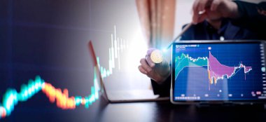 2024 yılında dijital teknoloji ve dizüstü bilgisayar kullanarak bitcoin satın alan işadamı.