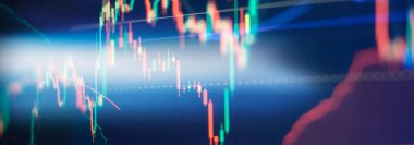 Yeşil şamdanların yükselmesi kriptonun arttığını gösteriyor. Hacimlerin ve zaman aralıklarının grafiksel temsili