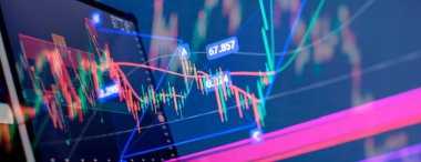 Yükselen trend çizgisi grafiği olan bir mali tablo. Borsa veya önx ticaret grafiği ve şamdan grafiği finans için uygun