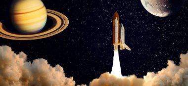 Karanlık uzay mekiği bulutlarda, arka planda yıldızlarla kalkıyor. Uzay gemisi uçuşu..