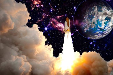 Karanlık uzay mekiği bulutlarda, arka planda yıldızlarla kalkıyor. Uzay gemisi uçuşu..