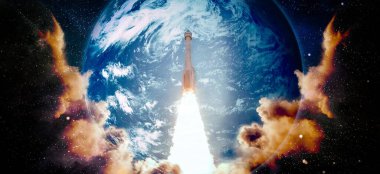 Roketler yıldızlı gökyüzünde uzaya fırlatılıyor. Uzay aracı duman bulutlarıyla uzaya uçar..