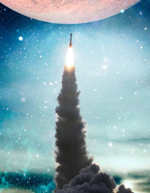 Roketler yıldızlı gökyüzünde uzaya fırlatılıyor. Uzay aracı duman bulutlarıyla uzaya uçar..