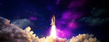 Roketler yıldızlı gökyüzünde uzaya fırlatılıyor. Uzay aracı duman bulutlarıyla uzaya uçar..