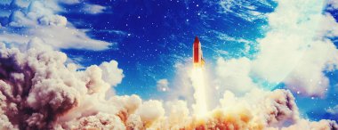 Roketler yıldızlı gökyüzünde uzaya fırlatılıyor. Uzay aracı duman bulutlarıyla uzaya uçar..