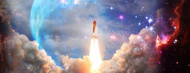 Roketler yıldızlı gökyüzünde uzaya fırlatılıyor. Uzay aracı duman bulutlarıyla uzaya uçar..