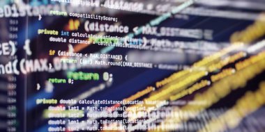 Programlama kodu. Bilgisayar ekranında programlama kodu. Teknoloji geçmişi.