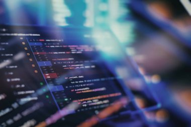 Bilgisayar veri programlaması çalıştırılıyor. Senaryo metni ekranda kodlanıyor. Defter kapanışı