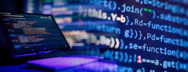 Evde çalışan bir programcının atmosferi, arka plan. Programlama kodu soyut