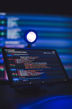 Evde çalışan bir programcının atmosferi, arka plan. Programlama kodu soyut