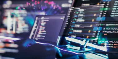 Fiber optik arka planı olan bir bilgisayar monitöründe program kodu. İnternet ve teknoloji kavramı.