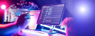 Fiber optik arka planı olan bir bilgisayar monitöründe program kodu. İnternet ve teknoloji kavramı.
