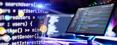 Fiber optik arka planı olan bir bilgisayar monitöründe program kodu. İnternet ve teknoloji kavramı.