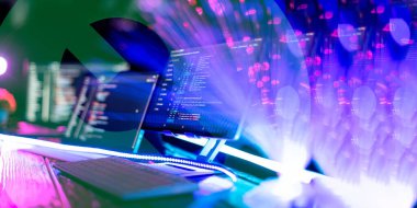 Fiber optik arka planı olan bir bilgisayar monitöründe program kodu. İnternet ve teknoloji kavramı.