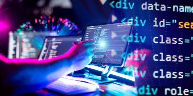 Programcı, bir veri merkezi ve teknoloji konseptindeki bir bilgisayardaki program kodu ile el ile çalışıyor.