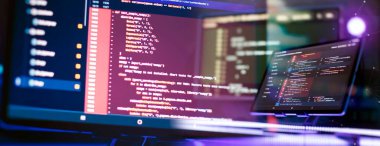 Programcı geliştirici ekranı. Masaüstü bilgisayar monitörü fotoğrafı. IT