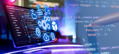 Proje yöneticileri yeni bir fikir üzerinde çalışıyorlar. Mobil uygulama geliştiricisi. Yenilikçi başlangıç projesi. Web sitesi programlama kodu