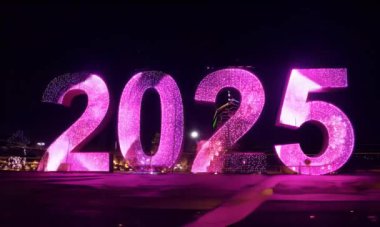 Lazerlerle dolu canlı bir ışık gösterisi Mutlu yıllar 2025.