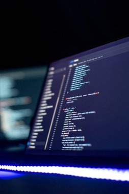 Modern teknoloji. PHP sözdizimi vurgulandı. Dizüstü bilgisayarda programlama fonksiyonları yazılıyor.