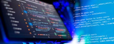 Modern teknoloji. PHP sözdizimi vurgulandı. Dizüstü bilgisayarda programlama fonksiyonları yazılıyor.