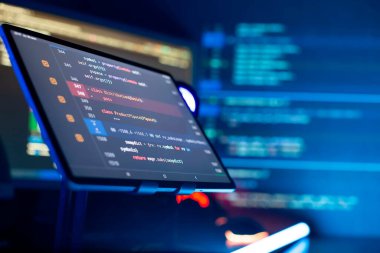 Siber uzay konsepti. Bilgisayar ekranında programlama kodu .