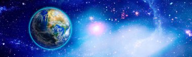 Dünyadan uzaya. Yıldızlı ve nebula arkaplanlı dünya küresi. Dünya, Galaksi ve Güneş uzaydan geliyor. Mavi Gün Doğumu.