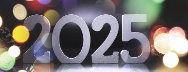 2025 yılbaşı arifesi. Kutlama arkaplanı. Noel ışıkları arka planda. Tatil kartpostalı. Mutlu yıllar.