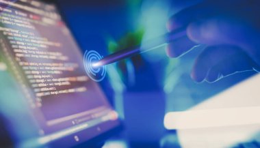 Yazılım Geliştirme ve Programlama Temsilcisi Bir Dizüstü Bilgisayarda Kodla Etkileşim,