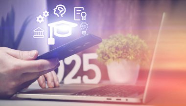 Smartphone, Holografik Öğrenme Simgeleri ile 2025 Dijital Eğitim Konsepti