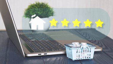 Çevrimiçi emlak derecelendirme ve alışveriş konsepti, beş yıldızlı inceleme ikonu, nakit, dizüstü bilgisayar, yeşil santral ve modern ofis masası kurulumlu minyatür alışveriş arabası