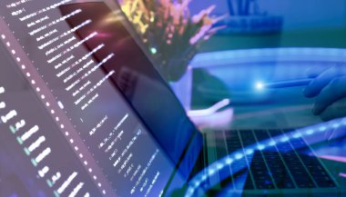 Parlak stil ve renkli yansıma örtüsü, fütüristik bir çalışma alanı atmosferi oluşturur.