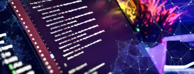 Python kodu canlı bir çalışma alanındaki ekranda görüntülendi. Parlayan bitki ve dijital nöral ağ grafikleri teknoloji teması için kaplandı.