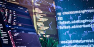 Bir monitörde soyut nöral ağ örtüsü ile gösterilen Python kodu yapay zekayı, makine öğrenmesini ve veri bilimini sembolize eder.