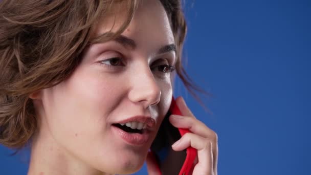 Mujer Asombrada Tener Charla Agradable Con Amigo Por Teléfono Comunicación — Vídeo de stock