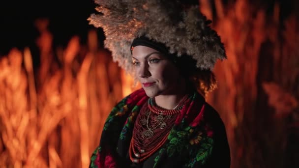 Українська Жінка Одягає Традиційний Костюм Уночі Очереті Дама Автентичному Одязі — стокове відео