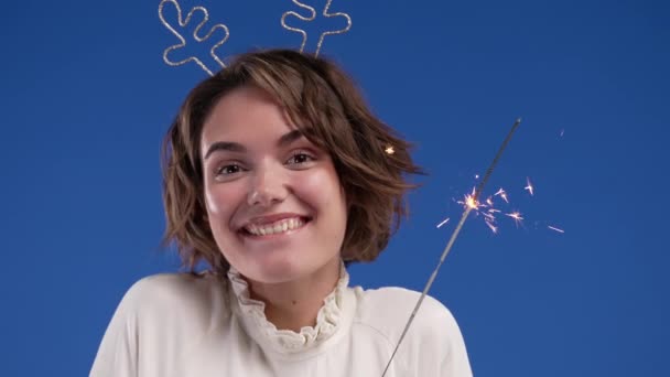 Junge Kurzhaarige Dame Mit Wunderkerze Feiert Lächelt Genießt Die Zeit — Stockvideo