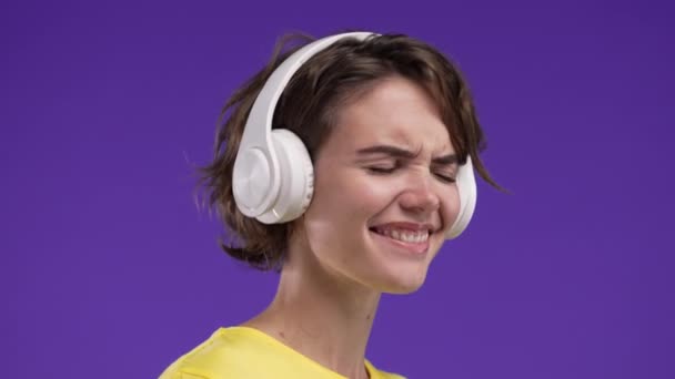 Joyful Vrouw Luisteren Favoriete Muziek Genieten Van Dans Met Koptelefoon — Stockvideo