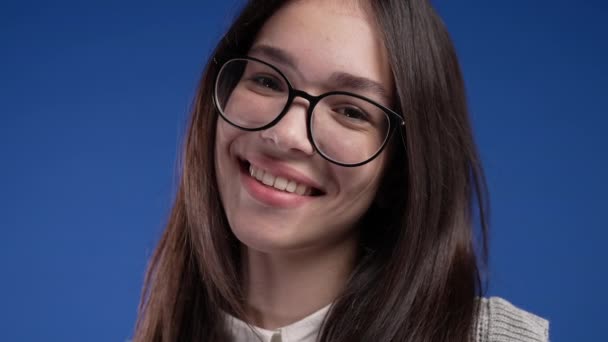 Gözlüklü Genç Bir Kadının Yakın Yüzü Doğal Güzellik Asyalı Görünümlü — Stok video