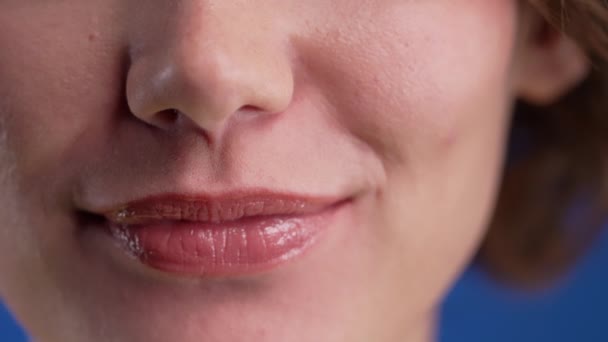 Detailní Záběr Ústa Okouzlující Ženy Gumovým Úsměvem Krátký Horní Zub — Stock video