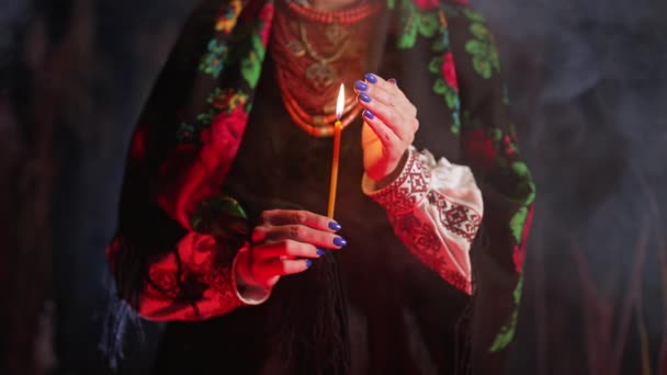 Українка Молилася Свічкою Вночі Традиційному Одязі Вулиці Дама Автентичному Одязі — стокове відео