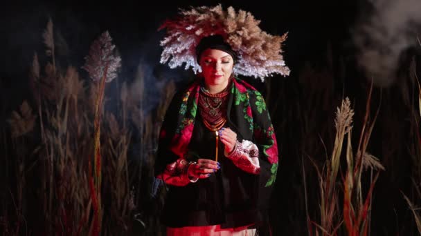 Mulher Ucraniana Orando Com Vela Ela Traje Tradicional Livre Noite — Vídeo de Stock
