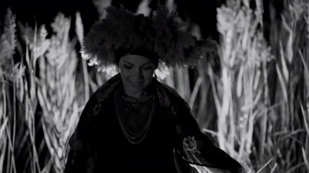 Geceleri Geleneksel Kamış Kostümlü Ukraynalı Etnik Kadın Kafasında Çelenk Olan — Stok video