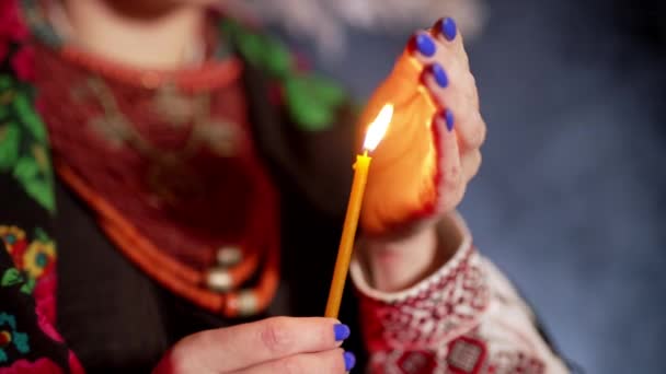 Nahaufnahme Der Ukrainischen Frau Die Mit Kerze Betet Sie Traditioneller — Stockvideo