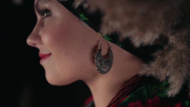 Portret Ukraińskiej Kobiety Tradycyjnymi Zabytkowymi Kolczykami Suszonymi Kwiatami Narodowy Kostium — Wideo stockowe