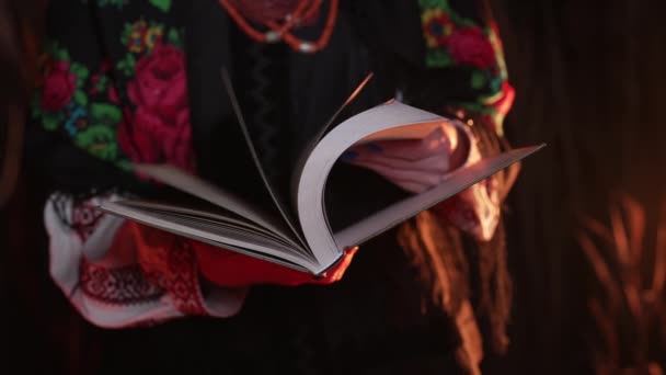 우크라이나 문화에 타라스 책모음 소장하고 의상을 여성들은 페이지를 돌립니다 고품질 — 비디오