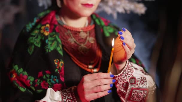 Close Handen Van Oekraïense Vrouw Bidden Met Kaars Traditionele Kostuum — Stockvideo