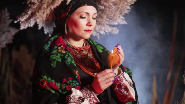 Wanita Ukrainian Misterius Dengan Lilin Dia Dalam Kostum Tradisional Luar — Stok Video