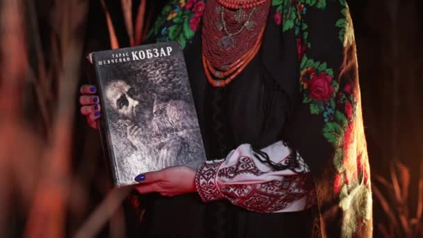 Kiev Ukraina Oktober 2022 Kvinna Innehar Kobzar Poesi Boksamling Taras — Stockvideo