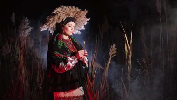 Mysterieuze Oekraïense Vrouw Met Kaars Traditioneel Kostuum Buiten Nacht Een — Stockvideo